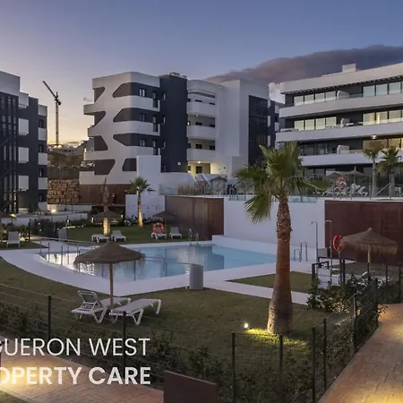 The Poolview Terrace - Steps From Carvajal With Pool Views, Fuengirola
