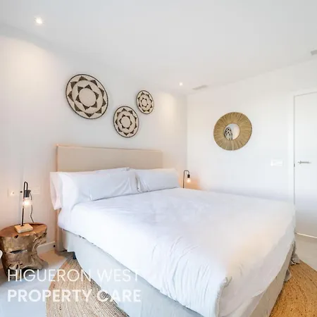 The Poolview Terrace - Steps From Carvajal With Pool Views, *