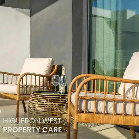 The Poolview Terrace - Steps From Carvajal With Pool Views,